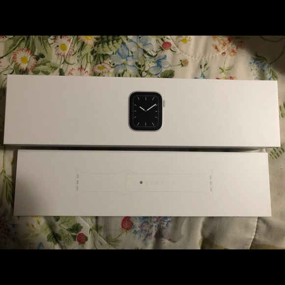 Apple Watch Series 5 - Picture 3 of 4